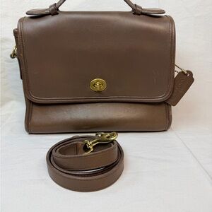 Coach Vintage Court Taupe Brown Leather 9870 Hangtag Brass Crossbody Strap Slots